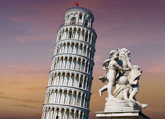 le petit peid de l ange est prèt à  soutenir la " tour "....