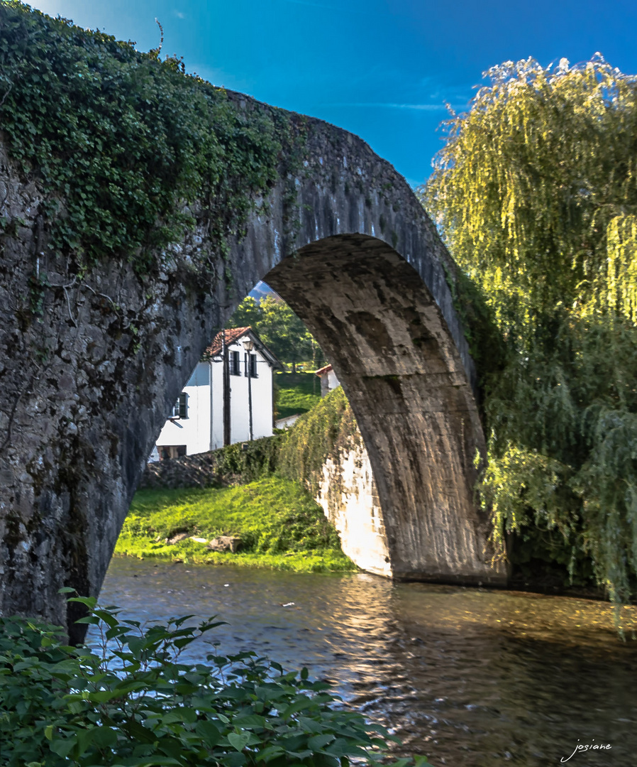 LE PETIT PONT DE PIERRES A SAINT ETIENNE DE BAÏGORRY photo et image