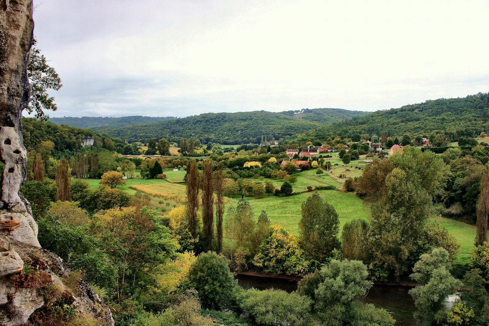 LE PETIT VILLAGE AU CREUX DE LA VALLEE