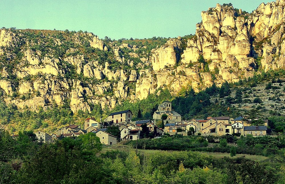 LE PETIT VILLAGE BLOTTI AU PIED DE LA FALAISE