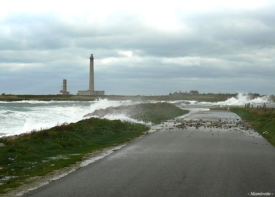 Le phare de Gatteville avec les vagues !