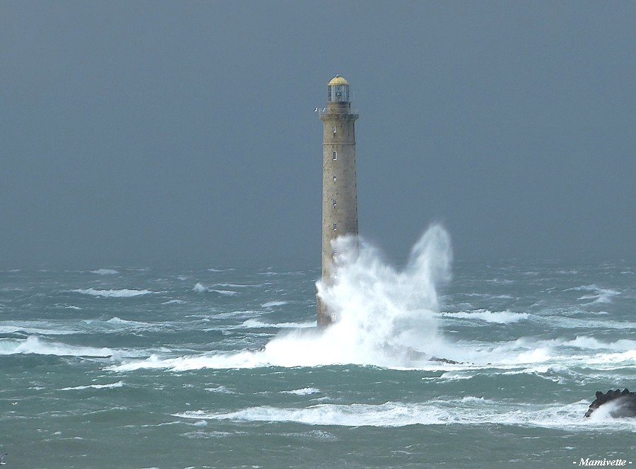 Le phare de Goury sous la tempête