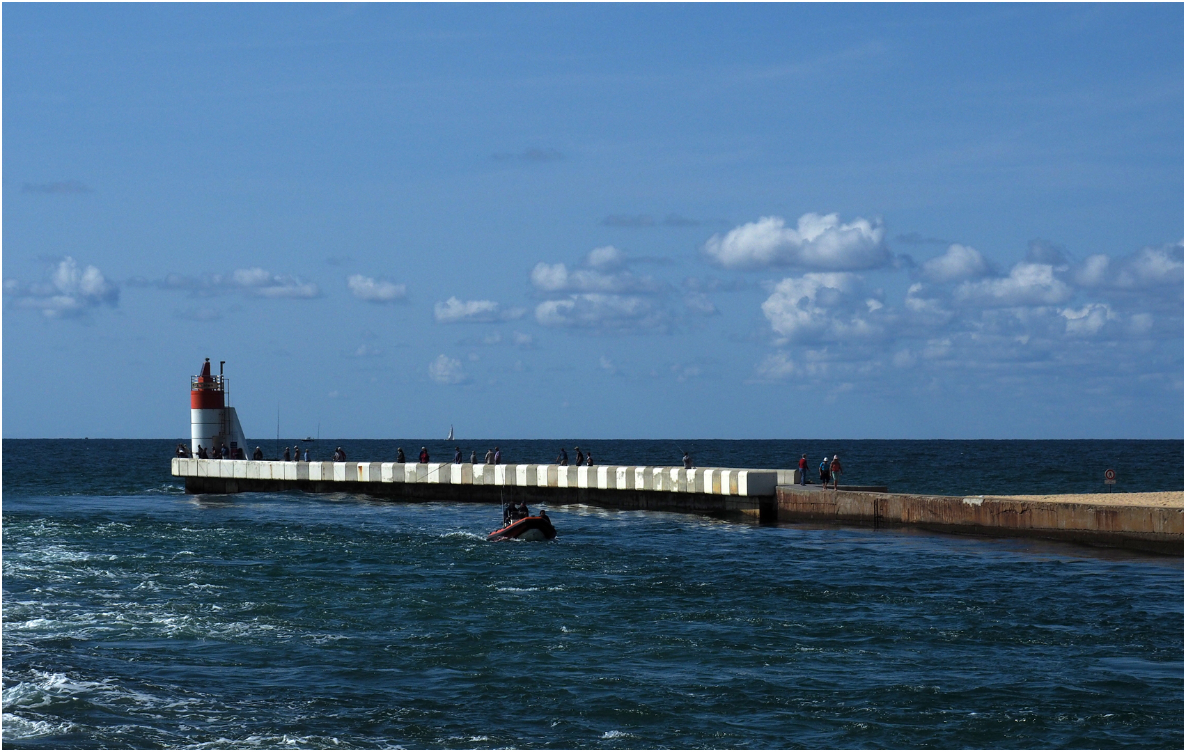 Le phare de Hossegor vu de l’Estacade de Capbreton photo et image