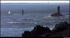 " Le phare de la Vieille, et l'île de Sein, en fin de journée depuis la pte du Raz "