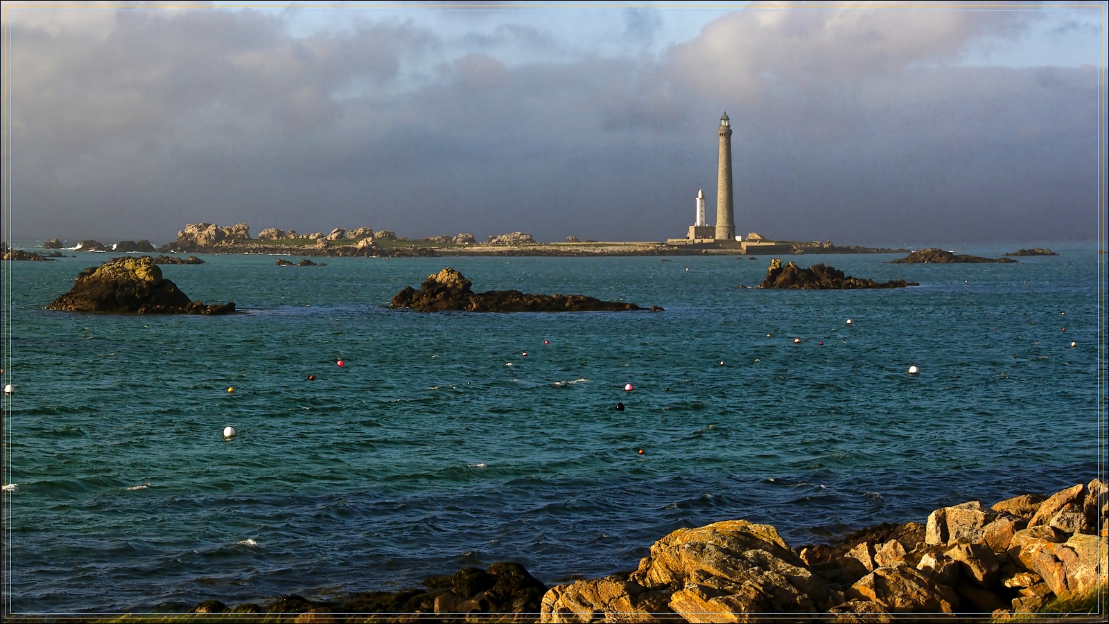 Le phare de l'île vierge.