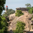 Le phare de Mamallapuram sur le rocher qui surplombe la plaine