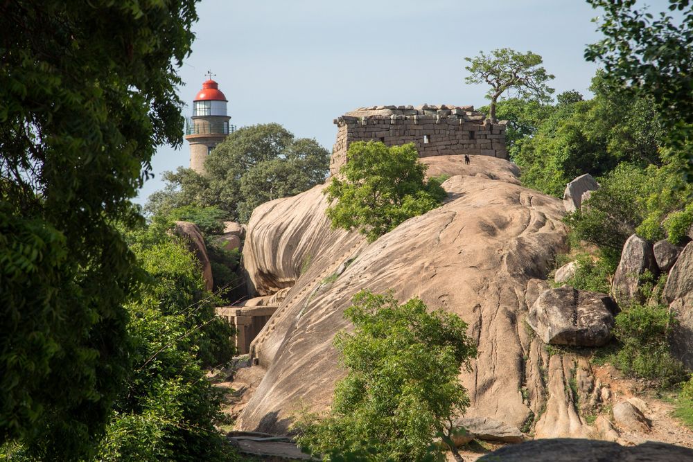 Le phare de Mamallapuram sur le rocher qui surplombe la plaine