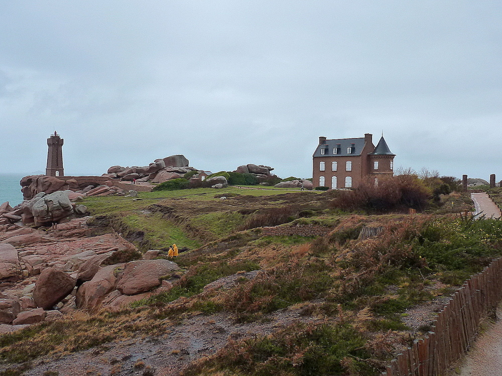 Le Phare de Ploumanach et les rochers rouges .