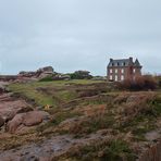 Le Phare de Ploumanach et les rochers rouges .