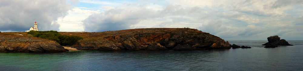 le phare des Poulains sur mer d'huile