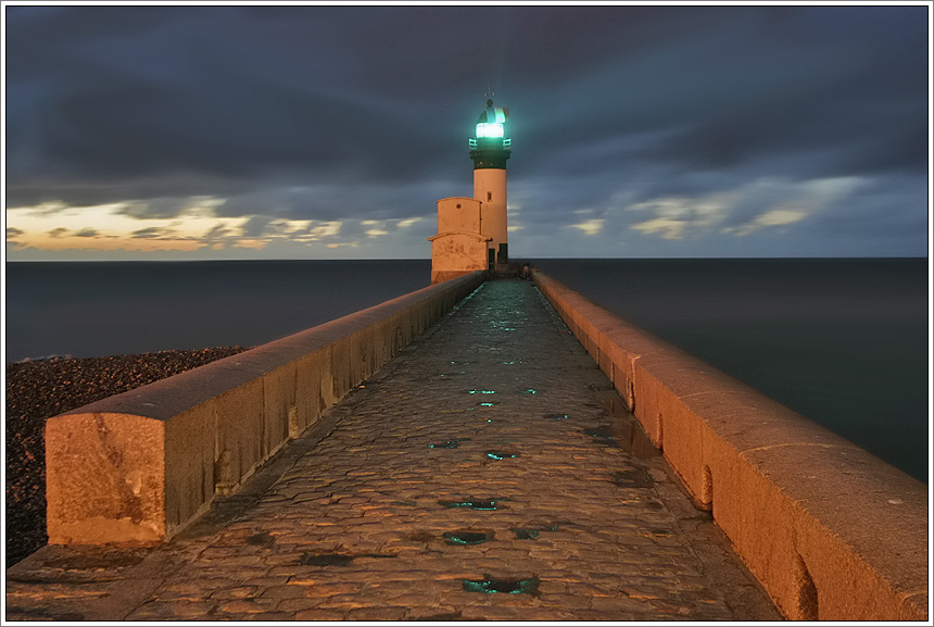 Le Phare du Tréport at night