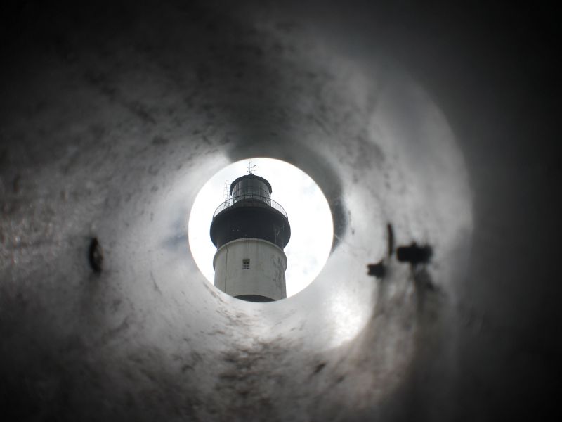 LE PHARE PAR LA LORGNETTE