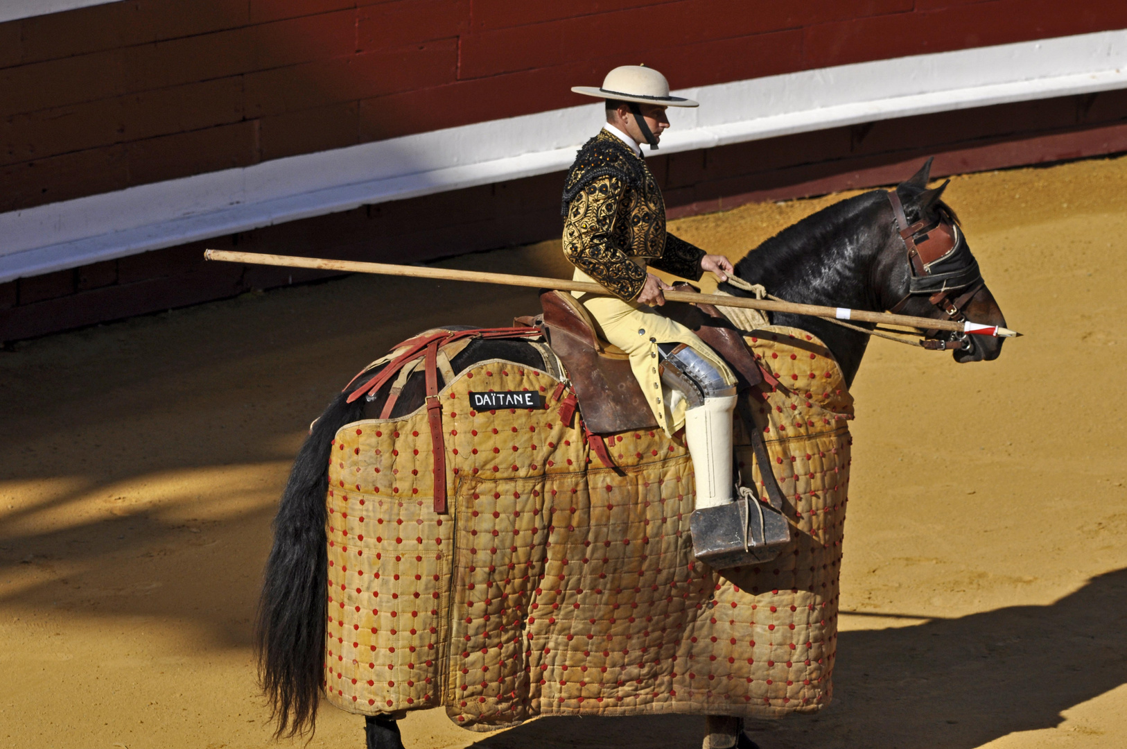 le picador et son cheval en tenue doré !