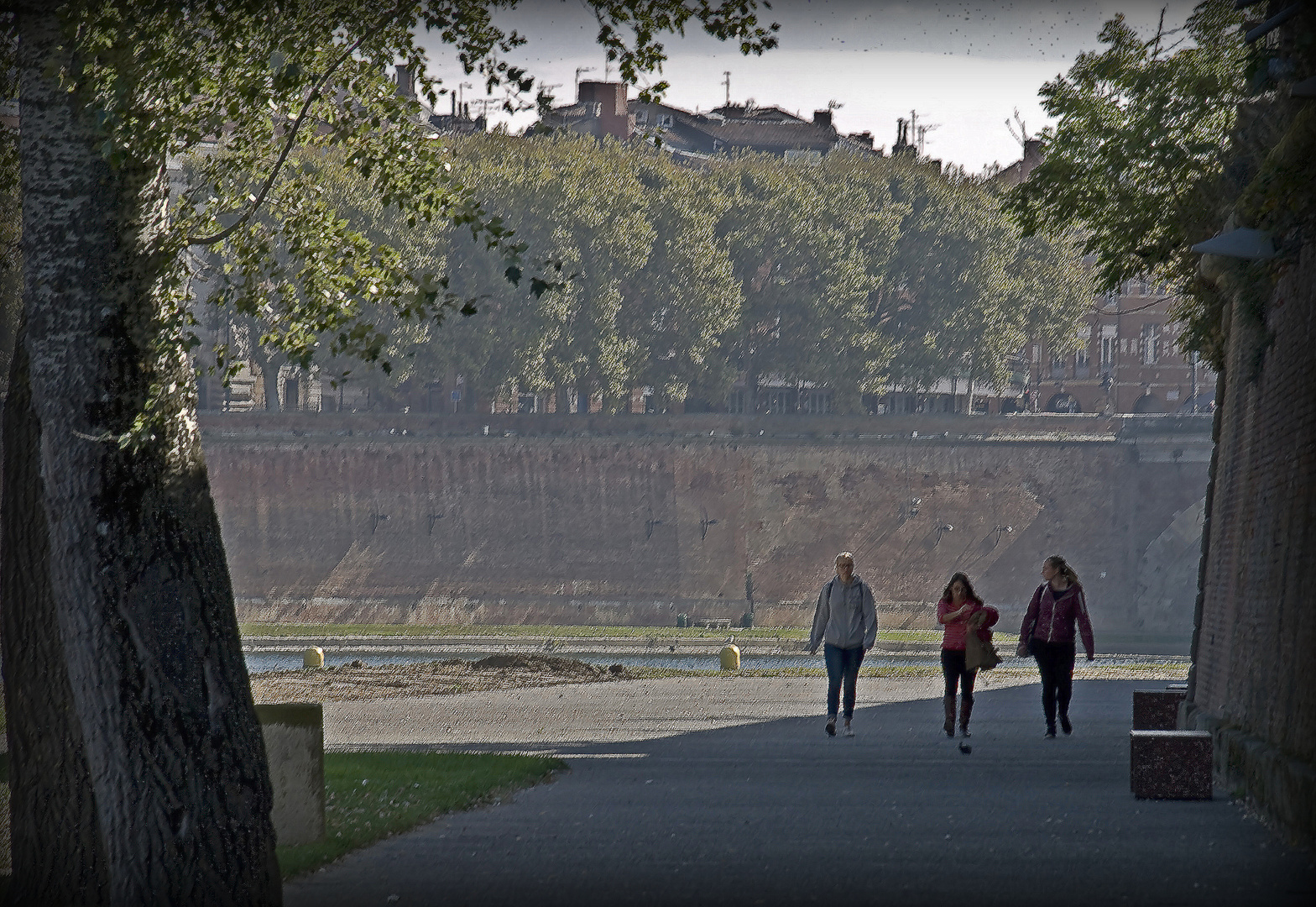 Le pied léger pour une promenade le long de la Garonne - Toulouse