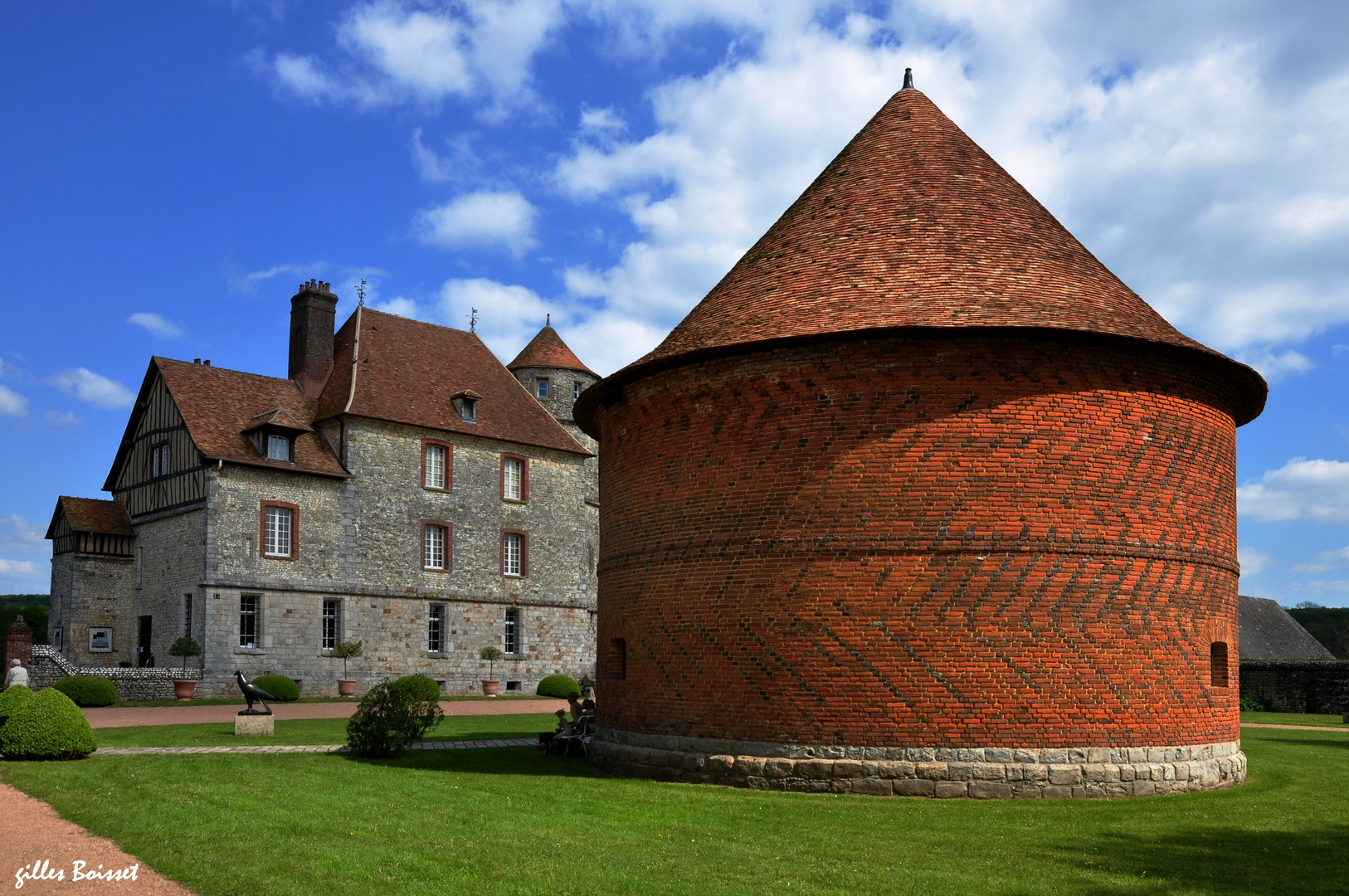 le pigeonnier et la façade sud du château de Vascœuil