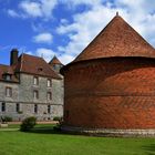 le pigeonnier et la façade sud du château de Vascœuil