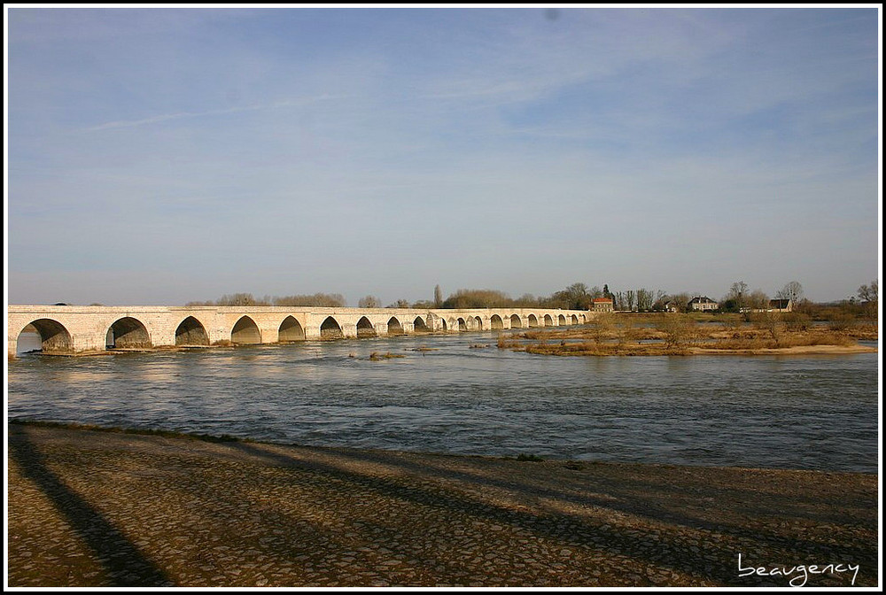 LE PLUS VIEUX PONT SUR LA LOIRE