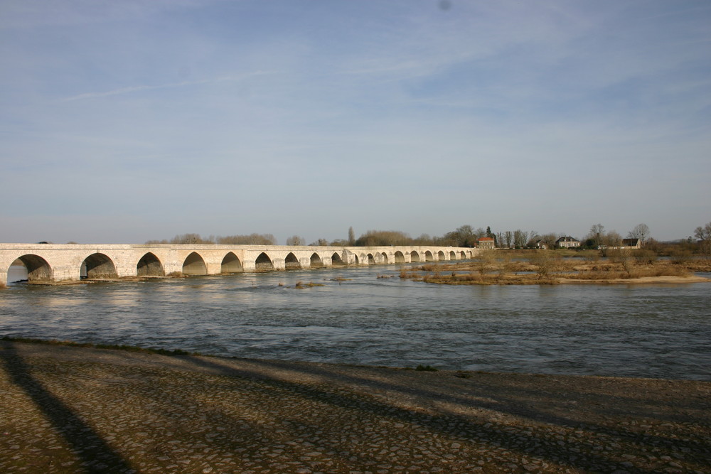 LE PLUS VIEUX PONT SUR LA LOIRE (BEAUGENCY )