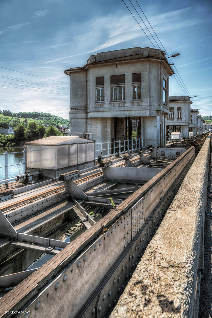 Le Pont Barrage De Monsin Foto Bild Architektur Strassen Brucken Bruckenbauwerke Bilder Auf Fotocommunity