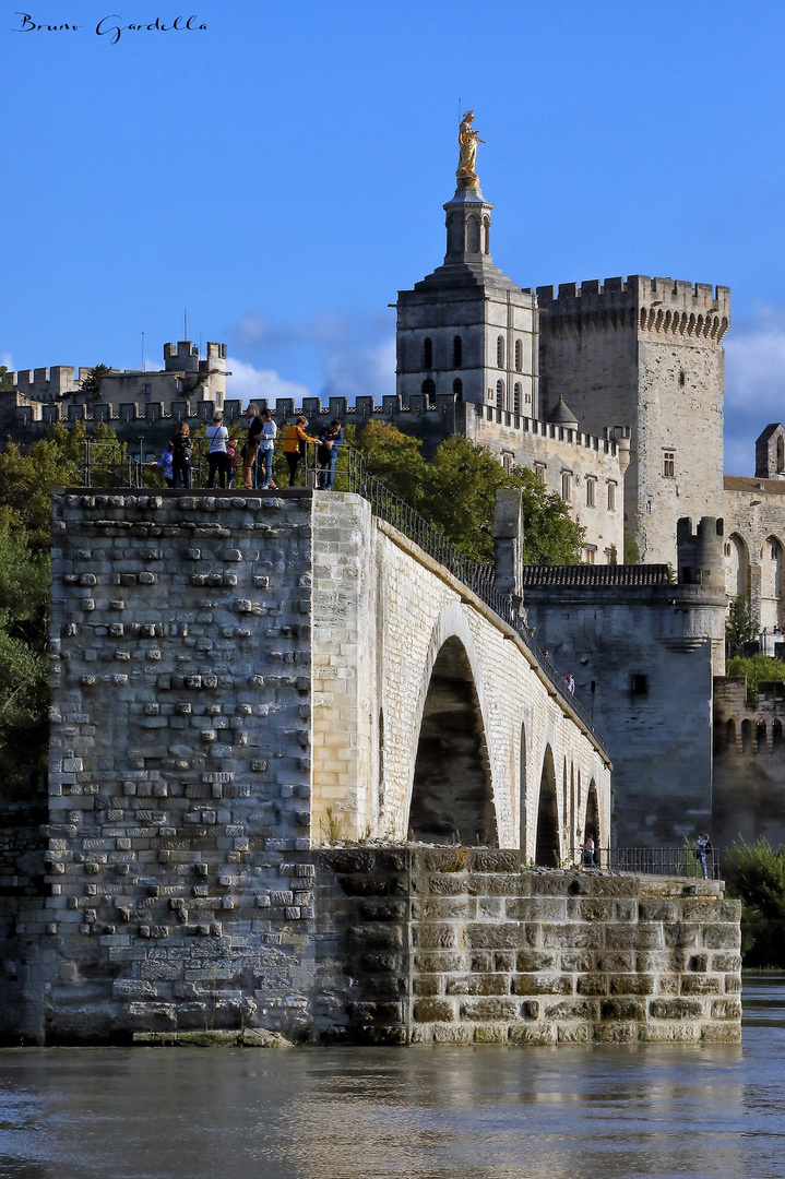 Le pont Benezet et le palais des Papes D’Avignon 