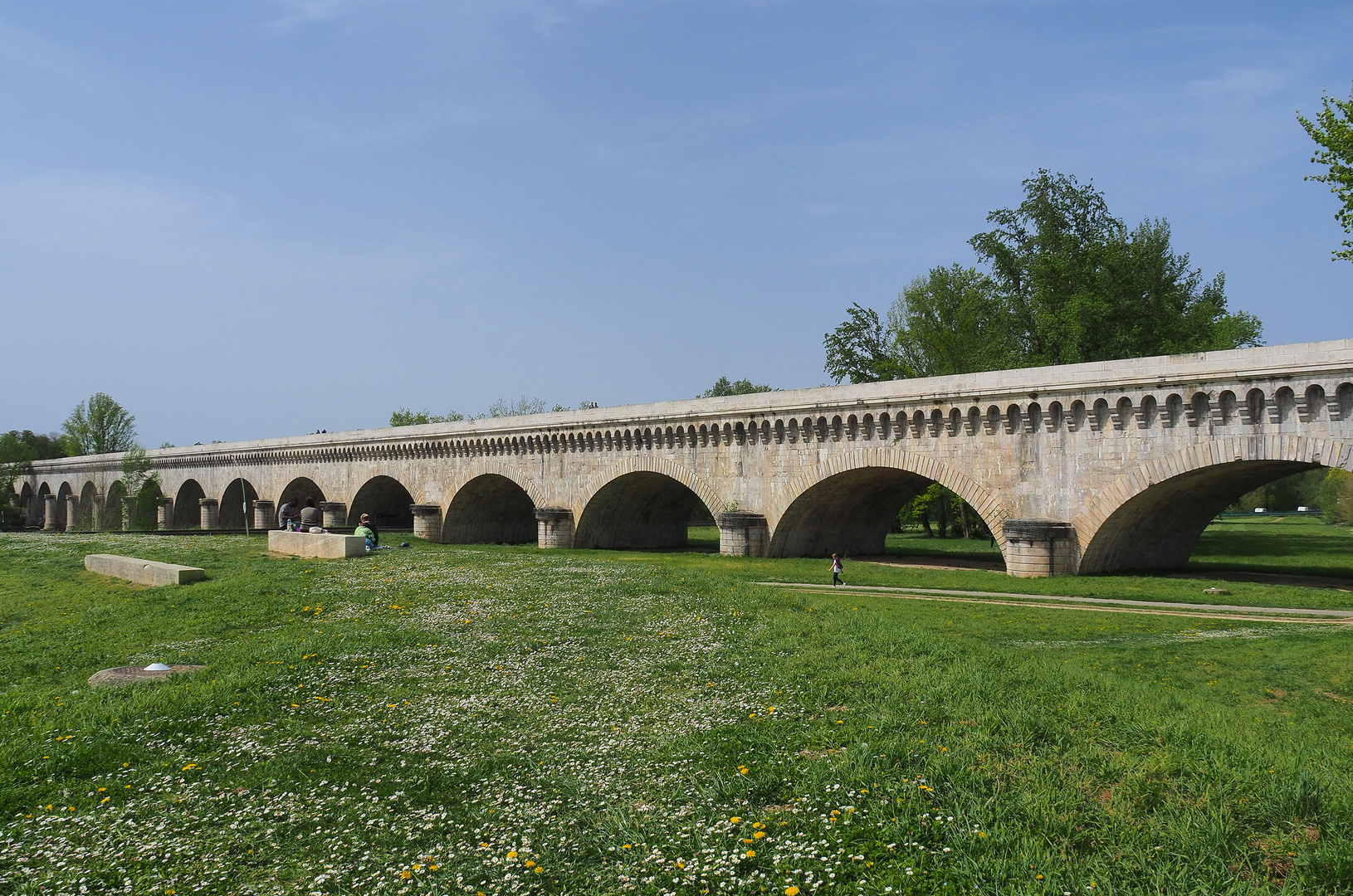 Le pont-canal d‘Agen au printemps