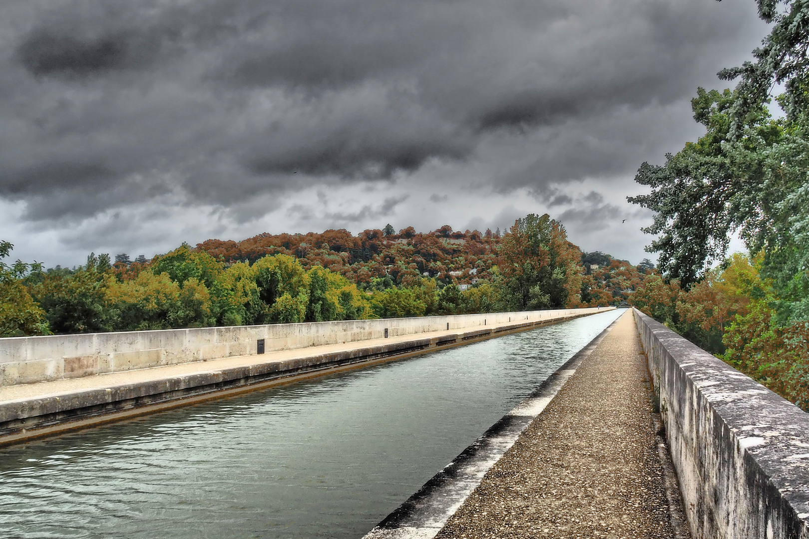 Le Pont-Canal d’Agen en automne