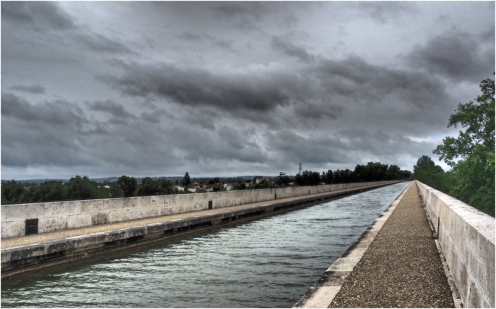 Le Pont-Canal d’Agen sous un ciel menaçant
