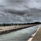 Le Pont-Canal d’Agen sous un ciel menaçant