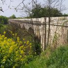 Le Pont-canal derrière un rideau printanie