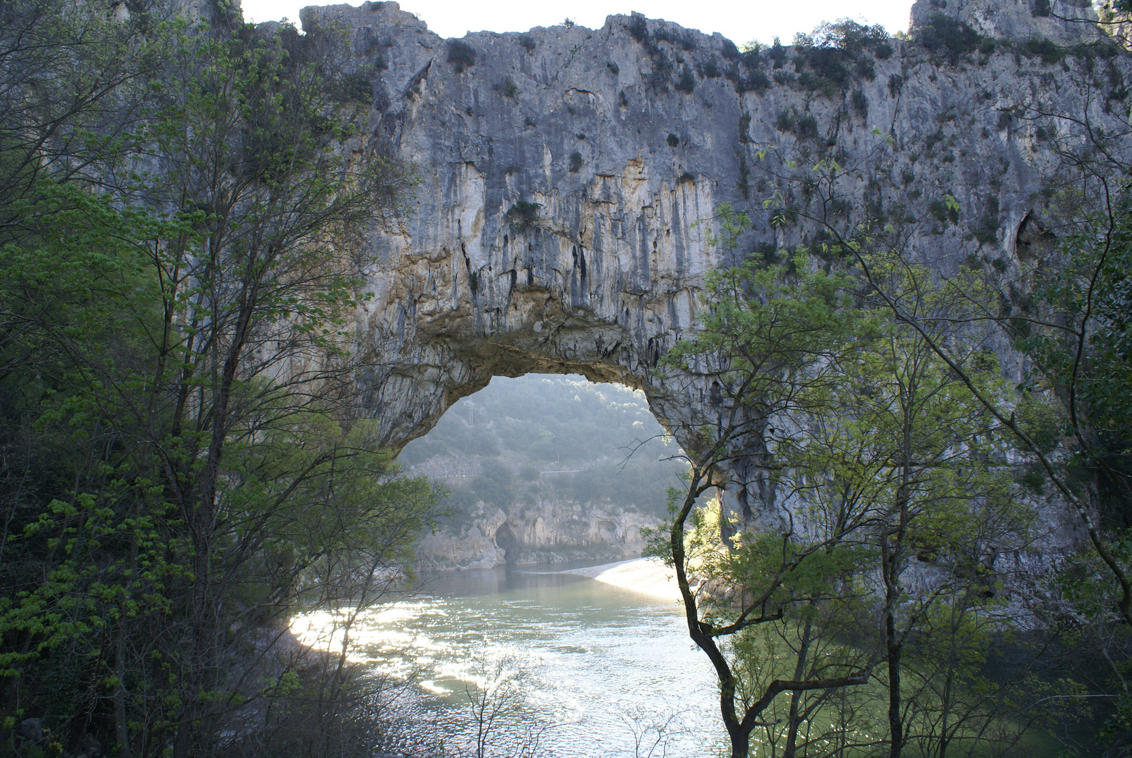 Le Pont d`Arc im Gegenlicht