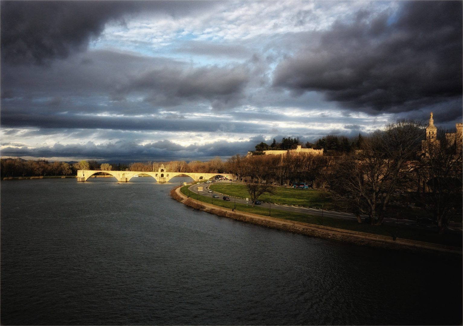 Le pont d'Avignon...