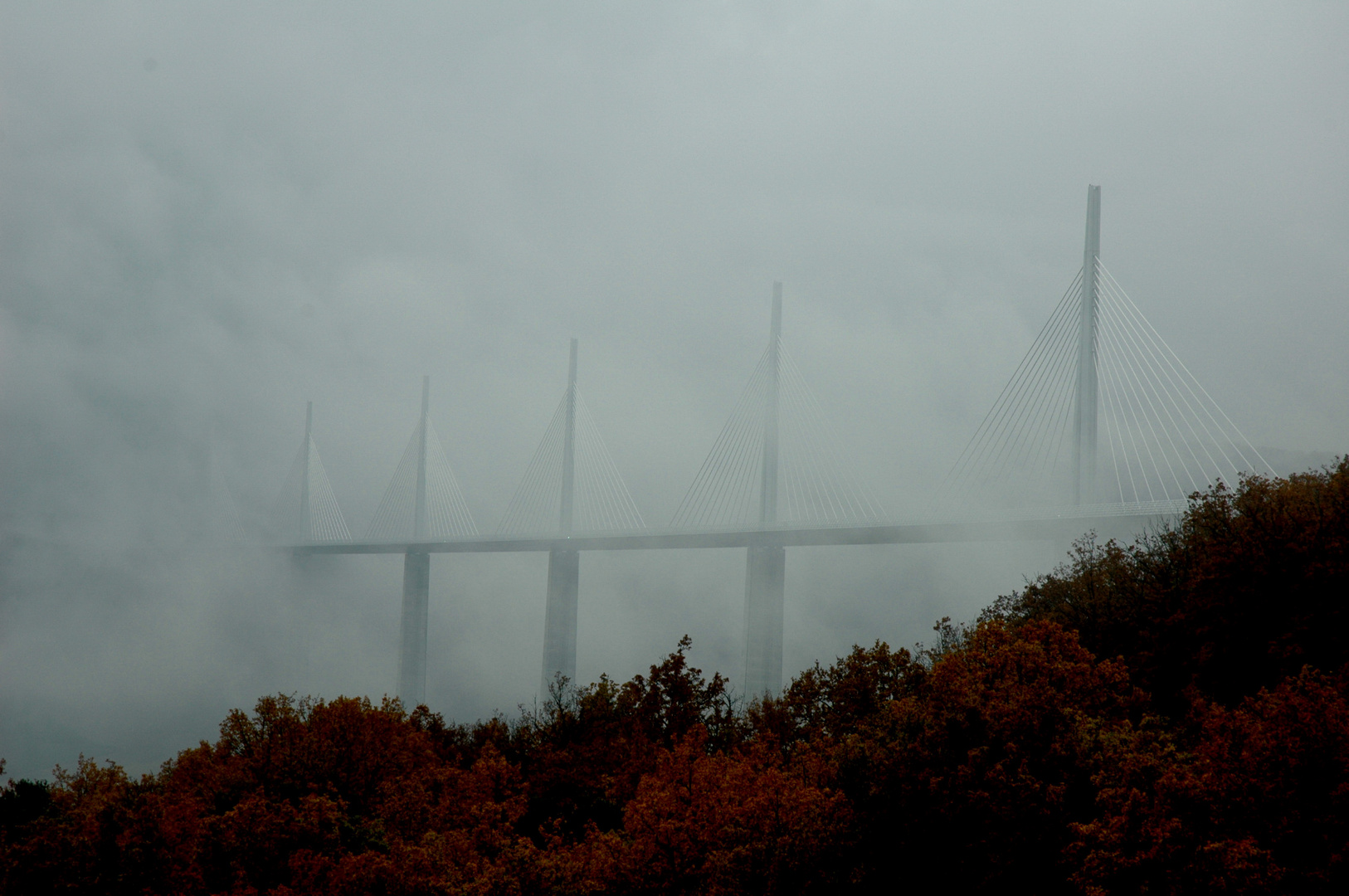 Le pont de Millau ,tel un fantome..