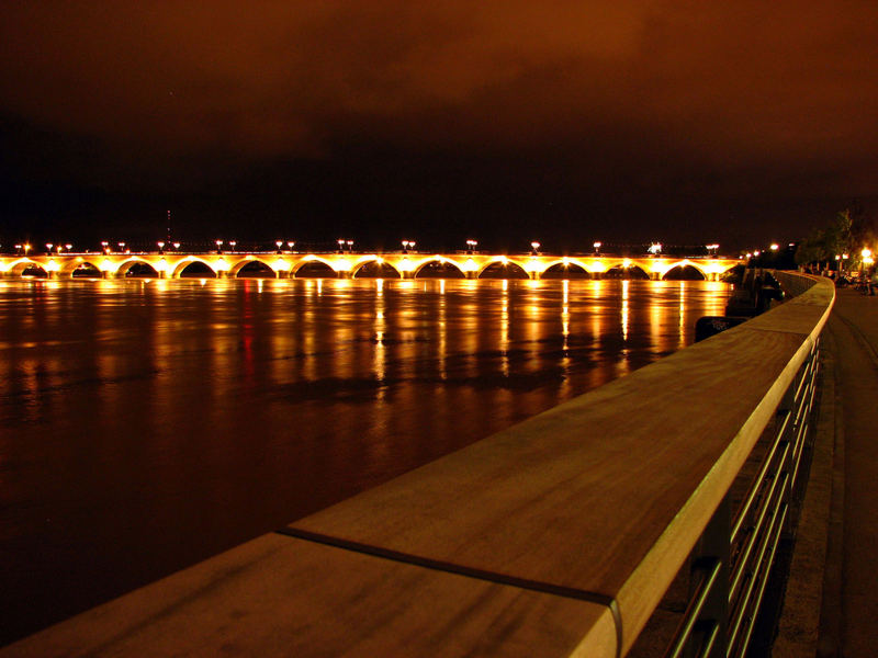 Le Pont de Pierre de nuit