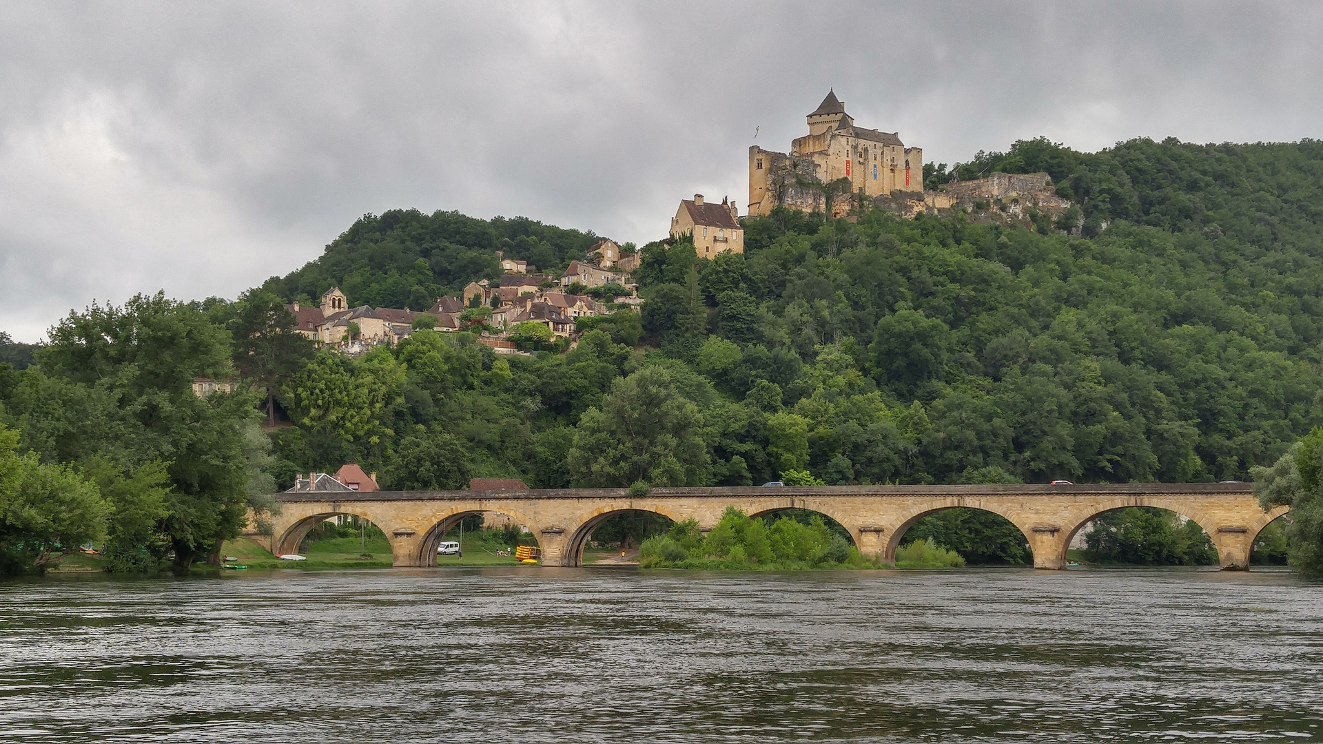 le pont de pierre et le chateau de castelnau 