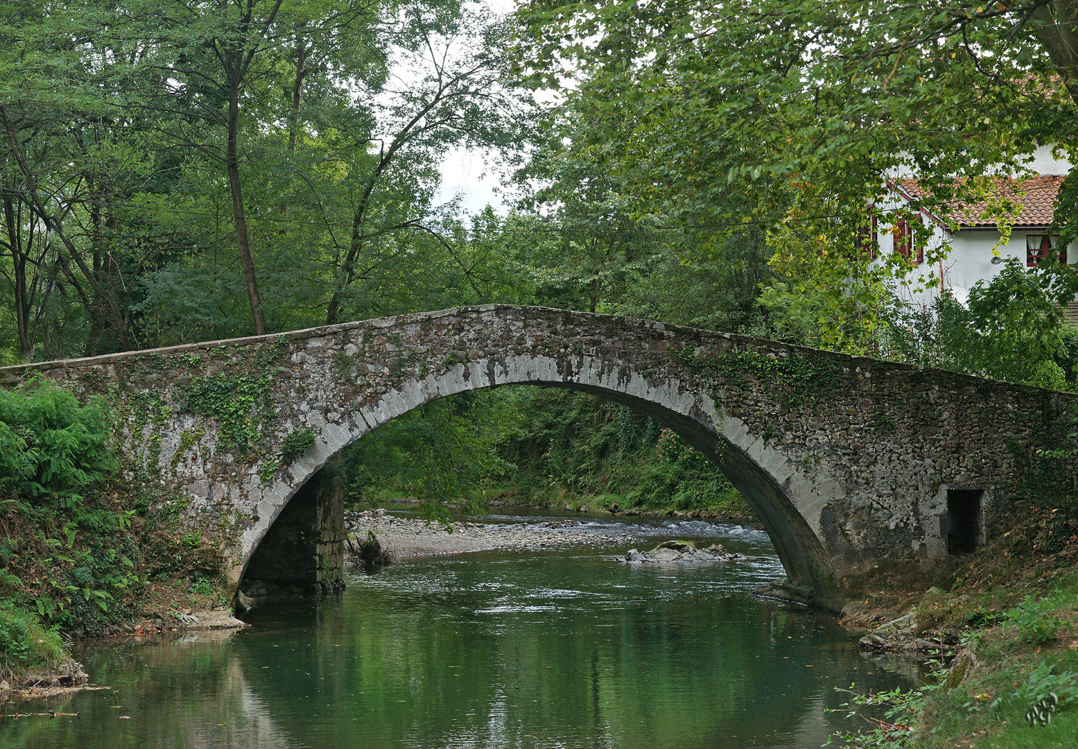 Le pont de pierres ....