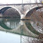 Le pont est sûr de réfléchir......Pas nous...!