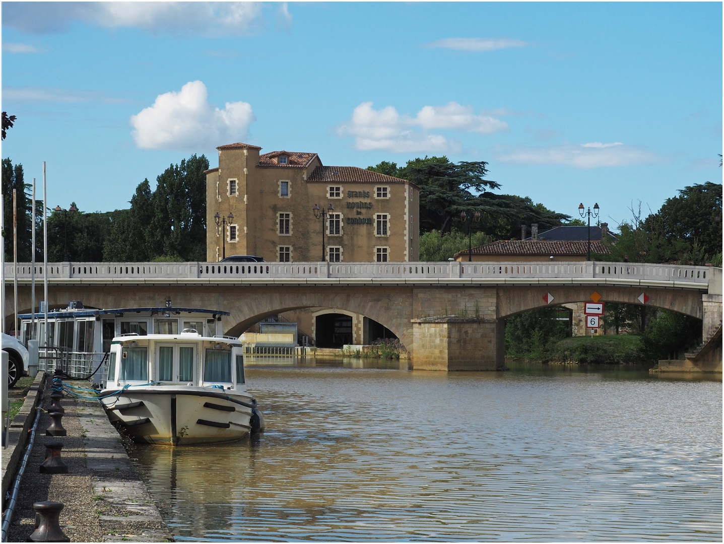 Le pont et le Moulin Barlet vus du port de Condom