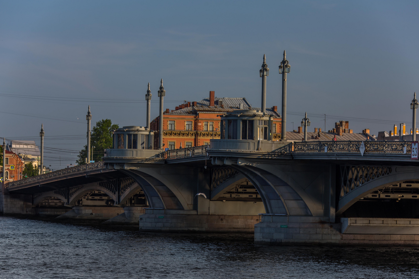 Le Pont Lejtenanta Chmidta à Saint-Petersbourg