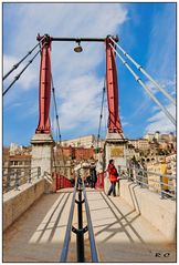 Le pont menant a l'église St Georges