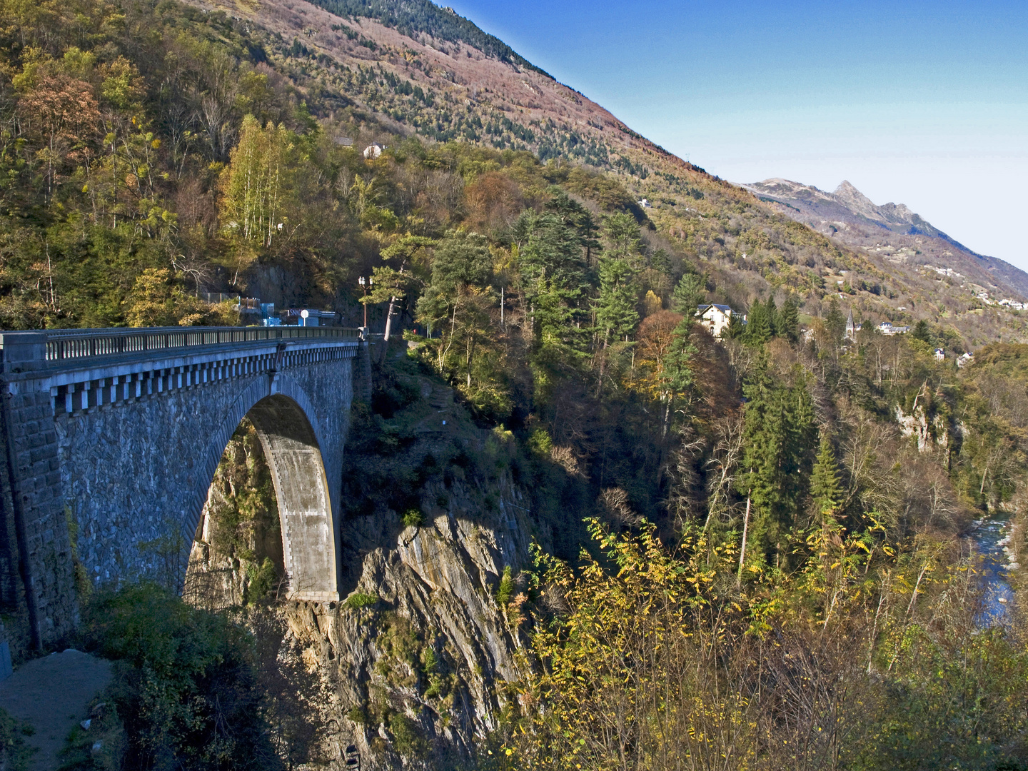Le Pont Napoléon à Luz SaintSauveur (HautesPyrénées) photo et image