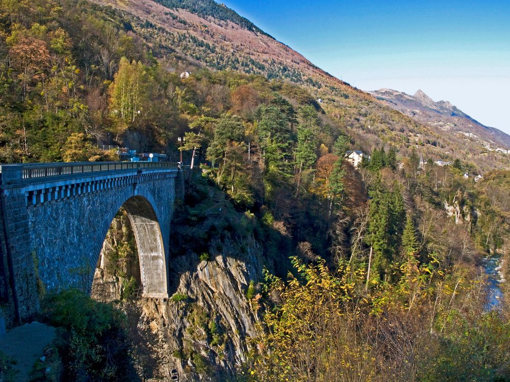 Le Pont Napoléon à Luz SaintSauveur (HautesPyrénées) photo et image