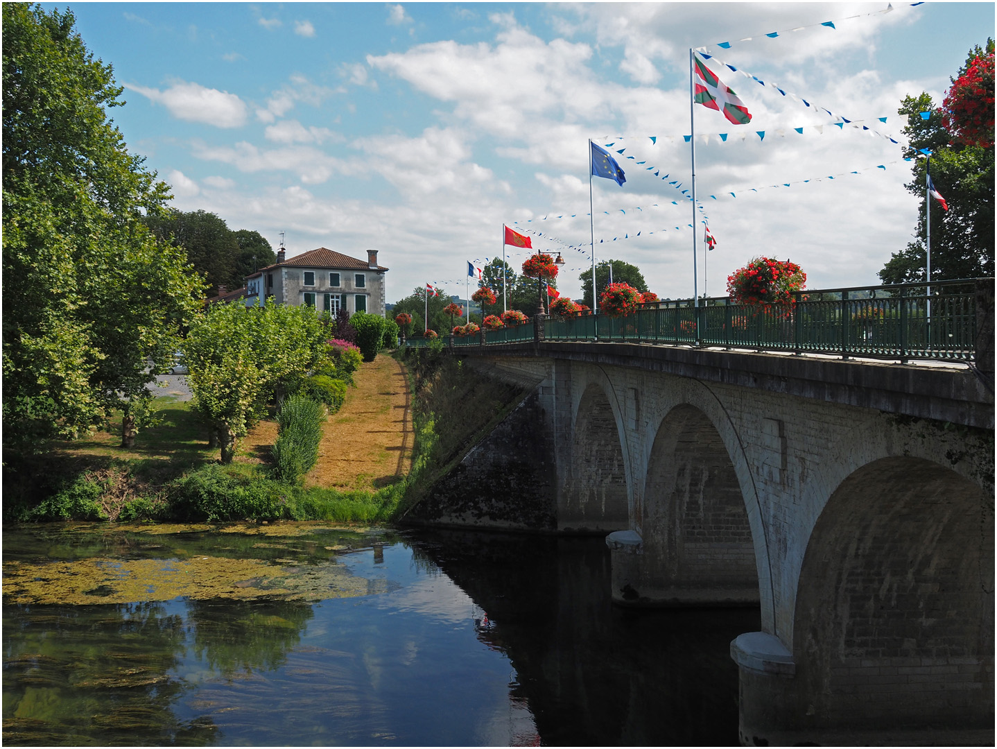 Le pont sur la Bidouze à Saint-Palais (Pyrénées-Atlantiques)