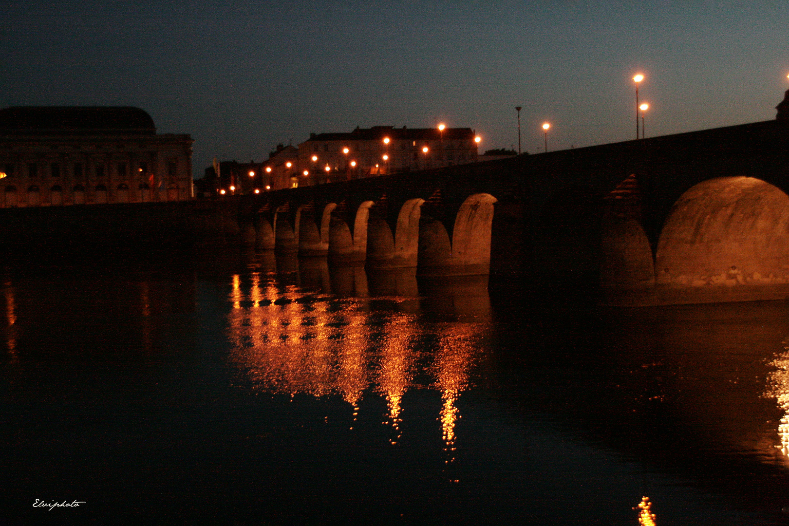 Le pont sur la Loire de nuit 