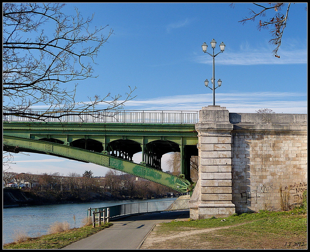 Le Pont sur la Marne reliant Saint-Maur à Maisons-Alfort (Val-de-Marne)