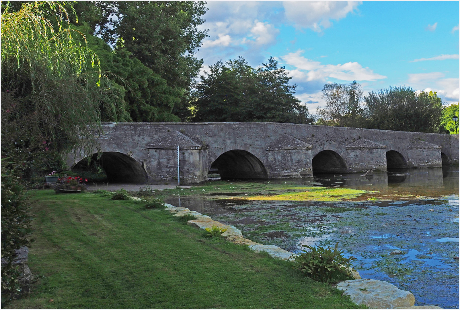 Le pont sur le Clain à la Millière (Vienne)