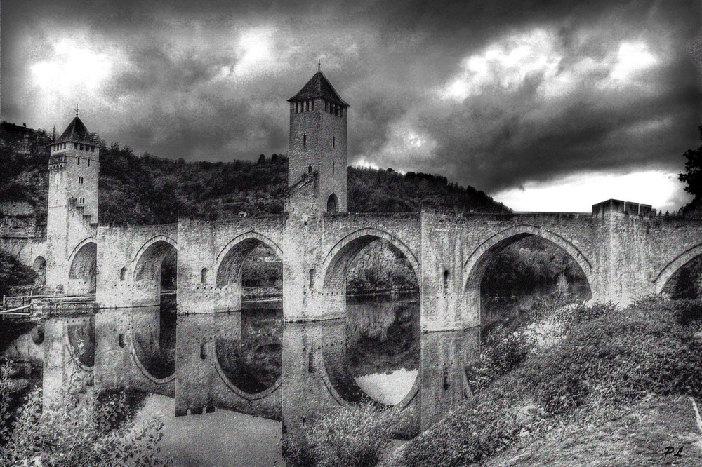 Le pont Valentré en noir et blanc.