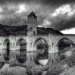 Le pont Valentré en noir et blanc.