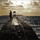 Le ponton de la plage de Anse Vata en fin de journée, au large l’Îlot Canards et encore le portable!