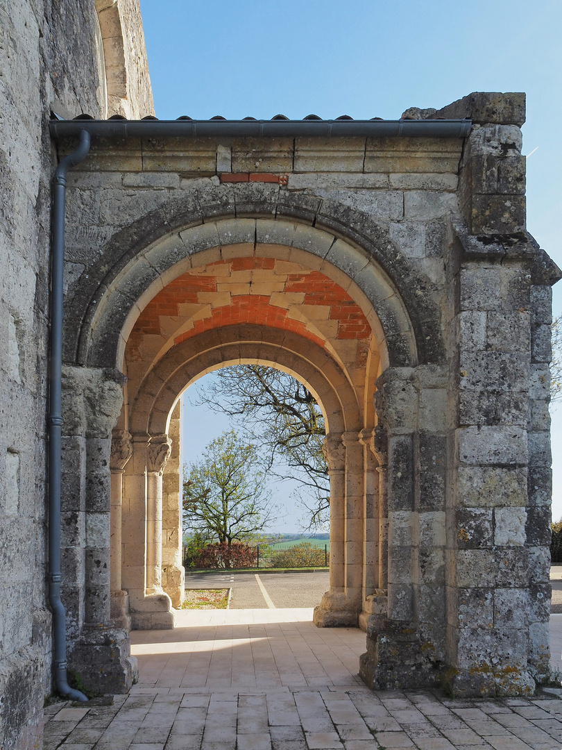 Le porche de l’Eglise de Saint-Vincent de la Montjoie