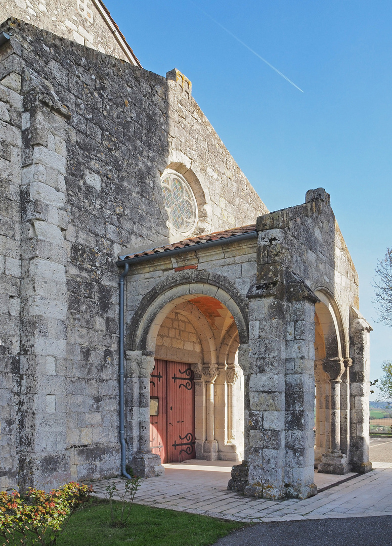 Le porche roman de l’Eglise Saint-Vincent de la Montjoie